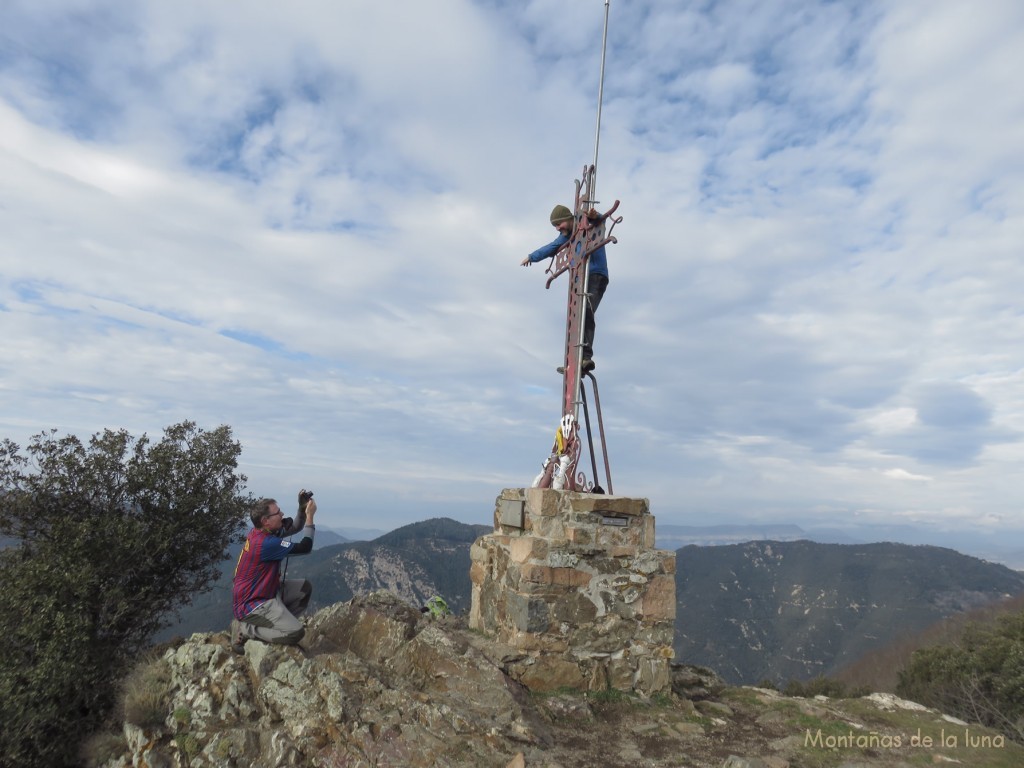 Alberto y Lea en la cima de Sant Miquel de Les Formigues, 1.203 mts.